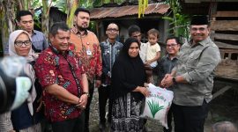 Plt Sekda Aceh Besar Bahrul Jamil, S.Sos, M.Si  mendampingi Pj Gubernur Aceh Dr.H.Safrizal ZA, M.Si berdialog dengan keluarga Salahuddin saat meninjau kondisi rumah tak layak huni di Gampong Gue Kecamatan Kuta Baro Aceh Besar Kamis (23/1/2025) Foto : MC Aceh Besar