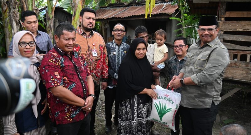 Plt Sekda Aceh Besar Bahrul Jamil, S.Sos, M.Si mendampingi Pj Gubernur Aceh Dr.H.Safrizal ZA, M.Si berdialog dengan keluarga Salahuddin saat meninjau kondisi rumah tak layak huni di Gampong Gue Kecamatan Kuta Baro Aceh Besar Kamis (23/1/2025) Foto : MC Aceh Besar