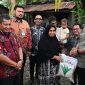 Plt Sekda Aceh Besar Bahrul Jamil, S.Sos, M.Si  mendampingi Pj Gubernur Aceh Dr.H.Safrizal ZA, M.Si berdialog dengan keluarga Salahuddin saat meninjau kondisi rumah tak layak huni di Gampong Gue Kecamatan Kuta Baro Aceh Besar Kamis (23/1/2025) Foto : MC Aceh Besar