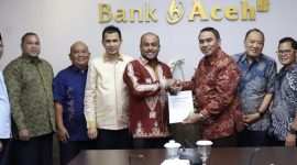 Penyerahan Laporan Hasil Audir Kantor Akuntan Publik yang diserahkan langsung oleh Padri Achyarsyah Signing Partner KAP Heliantono & Rekan dan diterima oleh Plt. Dirut Bank Aceh, Fadhil Ilyas.
