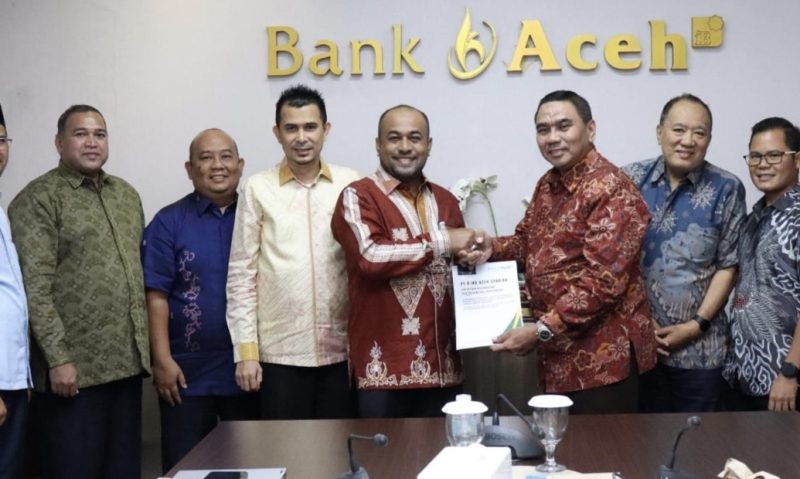 Penyerahan Laporan Hasil Audir Kantor Akuntan Publik yang diserahkan langsung oleh Padri Achyarsyah Signing Partner KAP Heliantono & Rekan dan diterima oleh Plt. Dirut Bank Aceh, Fadhil Ilyas.
