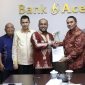 Penyerahan Laporan Hasil Audir Kantor Akuntan Publik yang diserahkan langsung oleh Padri Achyarsyah Signing Partner KAP Heliantono & Rekan dan diterima oleh Plt. Dirut Bank Aceh, Fadhil Ilyas.