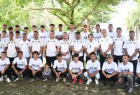 Plt Sekdakab Aceh Besar Bahrul Jamil, S.Sos, M.Si, Wakil Ketua DPRK Aceh Besar, Muhsin, S Si dan Plt Ketua Umum PSAB Aceh Besar, Mariadi, ST,MM foto bersama pemain PSAB Aceh Besar Liga 4 di Halaman Gedung Dekranasda Gampong Gani Kecamatan Ingin Jaya Aceh Besar Jumat (24/1/2025).Foto : MC Aceh Besar