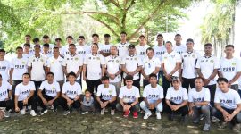 Plt Sekdakab Aceh Besar Bahrul Jamil, S.Sos, M.Si, Wakil Ketua DPRK Aceh Besar, Muhsin, S Si dan Plt Ketua Umum PSAB Aceh Besar, Mariadi, ST,MM foto bersama pemain PSAB Aceh Besar Liga 4 di Halaman Gedung Dekranasda Gampong Gani Kecamatan Ingin Jaya Aceh Besar Jumat (24/1/2025).Foto : MC Aceh Besar