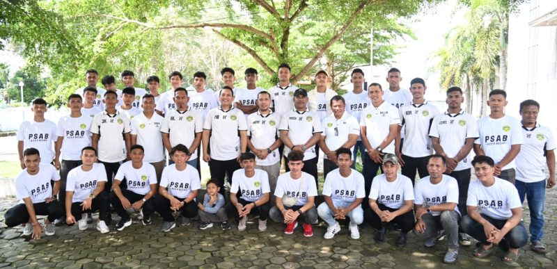 Plt Sekdakab Aceh Besar Bahrul Jamil, S.Sos, M.Si, Wakil Ketua DPRK Aceh Besar, Muhsin, S Si dan Plt Ketua Umum PSAB Aceh Besar, Mariadi, ST,MM foto bersama pemain PSAB Aceh Besar Liga 4 di Halaman Gedung Dekranasda Gampong Gani Kecamatan Ingin Jaya Aceh Besar Jumat (24/1/2025).Foto : MC Aceh Besar