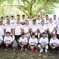 Plt Sekdakab Aceh Besar Bahrul Jamil, S.Sos, M.Si, Wakil Ketua DPRK Aceh Besar, Muhsin, S Si dan Plt Ketua Umum PSAB Aceh Besar, Mariadi, ST,MM foto bersama pemain PSAB Aceh Besar Liga 4 di Halaman Gedung Dekranasda Gampong Gani Kecamatan Ingin Jaya Aceh Besar Jumat (24/1/2025).Foto : MC Aceh Besar