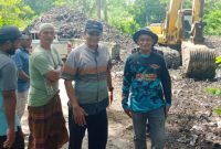 Petugas DLH Aceh Besar sedang membersihkan tumpukkan sampah di TPS Gampong Nusa untuk dibawa menuju TPA Blang Bintang. (Foto : MC Aceh Besar)