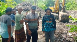 Petugas DLH Aceh Besar sedang membersihkan tumpukkan sampah di TPS Gampong Nusa untuk dibawa menuju TPA Blang Bintang. (Foto : MC Aceh Besar)