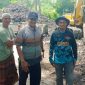 Petugas DLH Aceh Besar sedang membersihkan tumpukkan sampah di TPS Gampong Nusa untuk dibawa menuju TPA Blang Bintang. (Foto : MC Aceh Besar)