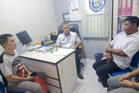 Geuchik Gampong MuliaKurnia Zaith dan Ule Jurong,sedang memberikan arahan kepada pemilik rumah Kos dan Homestay.