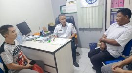 Geuchik Gampong MuliaKurnia Zaith dan Ule Jurong,sedang memberikan arahan kepada pemilik rumah Kos dan Homestay.