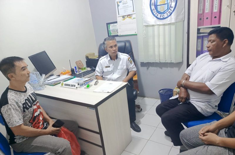 Geuchik Gampong MuliaKurnia Zaith dan Ule Jurong,sedang memberikan arahan kepada pemilik rumah Kos dan Homestay.
