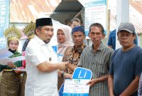 Pj Bupati Aceh Besar Muhammad Iswanto, S.STP, MM menyerahkan kunci rumah dhuafa berstruktur tahan gempa tipe 36 secara simbolis kepada penerima manfaat di Gampong Geundrieng Kecamatan Darul Imarah Aceh Besar Minggu (2/2/2025) Foto : MC Aceh Besar