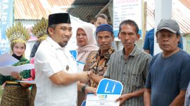 Pj Bupati Aceh Besar Muhammad Iswanto, S.STP, MM menyerahkan kunci rumah dhuafa berstruktur tahan gempa tipe 36 secara simbolis kepada penerima manfaat di Gampong Geundrieng Kecamatan Darul Imarah Aceh Besar  Minggu (2/2/2025) Foto : MC Aceh Besar