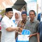 Pj Bupati Aceh Besar Muhammad Iswanto, S.STP, MM menyerahkan kunci rumah dhuafa berstruktur tahan gempa tipe 36 secara simbolis kepada penerima manfaat di Gampong Geundrieng Kecamatan Darul Imarah Aceh Besar  Minggu (2/2/2025) Foto : MC Aceh Besar