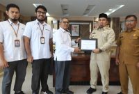 Pj Bupati Aceh Besar Muhammad Iswanto, S.STP, MM menerima piagam penghargaan sebagai peringkat ketiga se-Aceh dari Badan Pusat Statistik atas pencapaian nilai indeks pembangunan statistik dengan predikat baik yang diserahkan oleh kepala Badan Pusat Statistik kabupaten Aceh Besar Rusamadi, SE di ruang kerja Bupati Aceh Besar Selasa (4/2/2025).