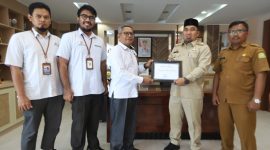 Pj Bupati Aceh Besar Muhammad Iswanto, S.STP, MM menerima piagam penghargaan sebagai peringkat ketiga se-Aceh dari Badan Pusat Statistik atas pencapaian nilai indeks pembangunan statistik dengan predikat baik yang diserahkan oleh kepala Badan Pusat Statistik kabupaten Aceh Besar Rusamadi, SE di ruang kerja Bupati Aceh Besar Selasa (4/2/2025).
