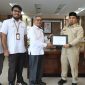 Pj Bupati Aceh Besar Muhammad Iswanto, S.STP, MM menerima piagam penghargaan sebagai peringkat ketiga se-Aceh dari Badan Pusat Statistik atas pencapaian nilai indeks pembangunan statistik dengan predikat baik yang diserahkan oleh kepala Badan Pusat Statistik kabupaten Aceh Besar Rusamadi, SE di ruang kerja Bupati Aceh Besar Selasa (4/2/2025).