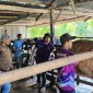 Kepala Bidang Peternakan Dinas Pertanian Aceh Besar Uzir S.Pt M.Si, bersama Petugas Kesehatan Hewan melakukan vaksinasi terhadap ternak masyarakat Blang Bintang, Aceh Besar, Selasa (4/2/2025). Foto : MC Aceh Besar