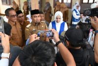 Pj Bupati Aceh Besar Muhammad Iswanto, S.STP, MM memberi keterangan pers kepada awak media usai acara pembagian Makanan Bergizi Gratis (MBG) di SDN Mon Singet, Gampong Kajhu, Kecamatan Baitussalam, Aceh Besar, Senin (10/02/2025). Foto: MC Aceh Besar