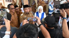 Pj Bupati Aceh Besar Muhammad Iswanto, S.STP, MM memberi keterangan pers kepada awak media usai acara pembagian Makanan Bergizi Gratis (MBG) di SDN Mon Singet, Gampong Kajhu, Kecamatan Baitussalam, Aceh Besar, Senin (10/02/2025). Foto: MC Aceh Besar