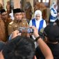 Pj Bupati Aceh Besar Muhammad Iswanto, S.STP, MM memberi keterangan pers kepada awak media usai acara pembagian Makanan Bergizi Gratis (MBG) di SDN Mon Singet, Gampong Kajhu, Kecamatan Baitussalam, Aceh Besar, Senin (10/02/2025). Foto: MC Aceh Besar