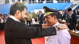 Gubernur Aceh Muzakir Manaf, mengambil sumpah dan melantik Muharram Idris sebagai Bupati Aceh Besar, dan Syukri A Jalil sebagai Wakil Bupati Aceh Besar, dalam Rapat Paripurna DPRK Aceh Besar, di Jantho Sport Center, Kamis (13/2/2025). Foto: Humas Aceh Besar