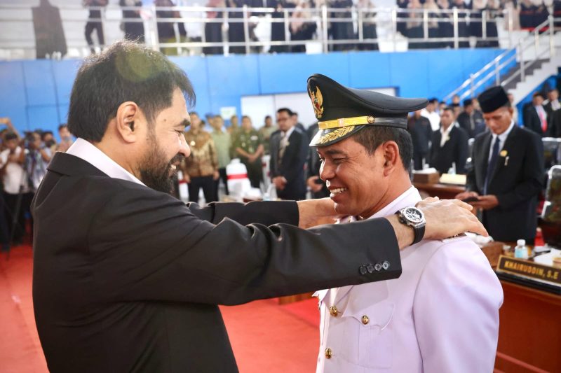 Gubernur Aceh Muzakir Manaf, mengambil sumpah dan melantik Muharram Idris sebagai Bupati Aceh Besar, dan Syukri A Jalil sebagai Wakil Bupati Aceh Besar, dalam Rapat Paripurna DPRK Aceh Besar, di Jantho Sport Center, Kamis (13/2/2025). Foto: Humas Aceh Besar