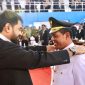 Gubernur Aceh Muzakir Manaf, mengambil sumpah dan melantik Muharram Idris sebagai Bupati Aceh Besar, dan Syukri A Jalil sebagai Wakil Bupati Aceh Besar, dalam Rapat Paripurna DPRK Aceh Besar, di Jantho Sport Center, Kamis (13/2/2025). Foto: Humas Aceh Besar