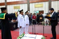 Gubernur Aceh Muzakir Manaf melantik Safriadi Oyon dan Hamzah Sulaiman sebagai Bupati dan Wakil Bupati Aceh Singkil, di ruang rapat paripurna DPRK Aceh Singkil, Sabtu (14/2/2025)
