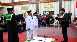 Gubernur Aceh Muzakir Manaf melantik Safriadi Oyon dan Hamzah Sulaiman sebagai Bupati dan Wakil Bupati Aceh Singkil, di ruang rapat paripurna DPRK Aceh Singkil, Sabtu (14/2/2025)