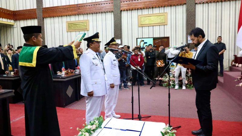 Gubernur Aceh Muzakir Manaf melantik Safriadi Oyon dan Hamzah Sulaiman sebagai Bupati dan Wakil Bupati Aceh Singkil, di ruang rapat paripurna DPRK Aceh Singkil, Sabtu (14/2/2025)