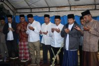Wakil Gubernur Aceh, Fadlullah, SE bersama rombongan dan sejumlah kepala SKPA Takziah ke kediaman Alm. Aba H. Asnawi di pondok pesantren Budi Mesja Lamno, Aceh Jaya (15/2/2025). Foto: Humas Aceh