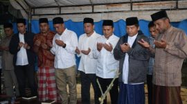 Wakil Gubernur Aceh, Fadlullah, SE bersama rombongan dan sejumlah kepala SKPA Takziah ke kediaman Alm. Aba H. Asnawi di pondok pesantren Budi Mesja Lamno, Aceh Jaya (15/2/2025). Foto: Humas Aceh