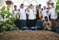 Wakil Gubernur Aceh, Fadhlullah, SE bersama rombongan menziarahi makam seraya memanjatkan doa dipusara ulama kharismatik Aceh, Abu H. Usman bin Ali (Abu Kuta Krueng) di Pondok Pesantren Dayah Darul Munawwarah Kuta Krueng, Pidie Jaya Minggu (16/2/25)