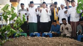 Wakil Gubernur Aceh, Fadhlullah, SE bersama rombongan menziarahi makam seraya memanjatkan doa dipusara ulama kharismatik Aceh, Abu H. Usman bin Ali (Abu Kuta Krueng) di Pondok Pesantren Dayah Darul Munawwarah Kuta Krueng, Pidie Jaya Minggu (16/2/25)