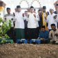 Wakil Gubernur Aceh, Fadhlullah, SE bersama rombongan menziarahi makam seraya memanjatkan doa dipusara ulama kharismatik Aceh, Abu H. Usman bin Ali (Abu Kuta Krueng) di Pondok Pesantren Dayah Darul Munawwarah Kuta Krueng, Pidie Jaya Minggu (16/2/25)