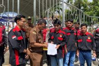 Kasi Penkum Kejati Aceh, Ali Rasab Lubis, SH, Menerima Aksi Demontrasi Aliansi Mahasiswa dan Pemuda Anti Korupsi (Alamp Aksi) didepan kantor Kejati Aceh Senin (17/2/2025).Foto: Dok Ist