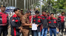 Kasi Penkum Kejati Aceh, Ali Rasab Lubis, SH, Menerima Aksi Demontrasi Aliansi Mahasiswa dan Pemuda Anti Korupsi (Alamp Aksi) didepan kantor Kejati Aceh Senin (17/2/2025).Foto: Dok Ist