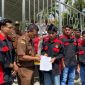 Kasi Penkum Kejati Aceh, Ali Rasab Lubis, SH, Menerima Aksi Demontrasi Aliansi Mahasiswa dan Pemuda Anti Korupsi (Alamp Aksi) didepan kantor Kejati Aceh Senin (17/2/2025).Foto: Dok Ist