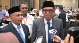 Plt Sekda Aceh, Drs. Alhudri, MM membuka Rapat Kerja Provinsi (Rakerprov) Komite Olahraga Nasional Indonesia (KONI) Provinsi Aceh, di Landmark BSI, Jumat (21/2/2025) malam.