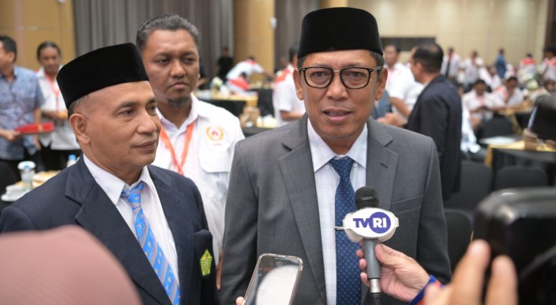 Plt Sekda Aceh, Drs. Alhudri, MM membuka Rapat Kerja Provinsi (Rakerprov) Komite Olahraga Nasional Indonesia (KONI) Provinsi Aceh, di Landmark BSI, Jumat (21/2/2025) malam.