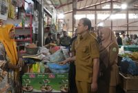 Wakil Gubernur Aceh, Fadhlullah didampingi Asisten II, Zulkifli, dan SKPA terkait meninjau aktivitas jual-beli menjelang bulan suci Ramadan berinteraksi dengan pedagang di pasar Almahira Lamdingin Banda Aceh, Selasa (25/02/2025). Foto: Humas Aceh