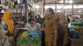 Wakil Gubernur Aceh, Fadhlullah didampingi Asisten II, Zulkifli, dan SKPA terkait meninjau aktivitas jual-beli menjelang bulan suci Ramadan berinteraksi dengan pedagang di pasar Almahira Lamdingin Banda Aceh, Selasa (25/02/2025). Foto: Humas Aceh