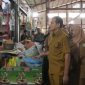 Wakil Gubernur Aceh, Fadhlullah didampingi Asisten II, Zulkifli, dan SKPA terkait meninjau aktivitas jual-beli menjelang bulan suci Ramadan berinteraksi dengan pedagang di pasar Almahira Lamdingin Banda Aceh, Selasa (25/02/2025). Foto: Humas Aceh