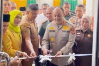 Kapolresta Banda Aceh Kombes Pol Fahmi Irwan Ramli melakukan pemotongan pita resmi launching kampung baru sebagai gampong bebas narkoba di halaman meunasah kampung baru Selasa (25/2/2025).