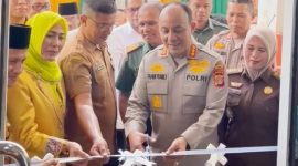 Kapolresta Banda Aceh Kombes Pol Fahmi Irwan Ramli melakukan pemotongan pita resmi launching kampung baru sebagai gampong bebas narkoba di halaman meunasah kampung baru Selasa (25/2/2025).