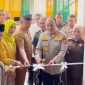 Kapolresta Banda Aceh Kombes Pol Fahmi Irwan Ramli melakukan pemotongan pita resmi launching kampung baru sebagai gampong bebas narkoba di halaman meunasah kampung baru Selasa (25/2/2025).