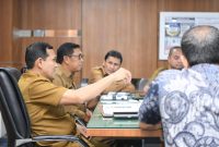 Wakil Gubernur Aceh, Fadhlullah, SE., di dampingi Sekretaris Daerah Aceh, para Asisten sekda Aceh dan instansi terkait lainnya lakukan pertemuan bersama tim SKALA terkait satu data Aceh di ruang Rapat Sekda Aceh, Selasa (25/2/2025)