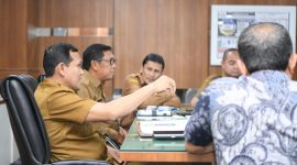 Wakil Gubernur Aceh, Fadhlullah, SE., di dampingi Sekretaris Daerah Aceh, para Asisten sekda Aceh dan instansi terkait lainnya lakukan pertemuan bersama tim SKALA terkait satu data Aceh di ruang Rapat Sekda Aceh, Selasa (25/2/2025)